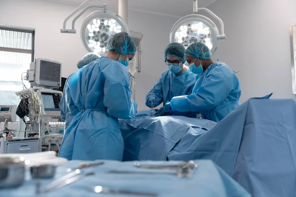 Diverse Groep Mannelijke Vrouwelijke Chirurgen Operatiekamer Met Gezichtsmaskers Die Chirurgie — Stockfoto