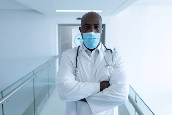 Porträt Eines Afrikanisch Amerikanischen Arztes Krankenhausflur Mit Verschränkten Armen Und — Stockfoto