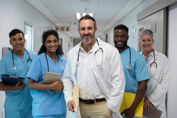 Portrait Diverse Group Male Female Doctors Holding Files Smiling Hospital — Stock Photo, Image
