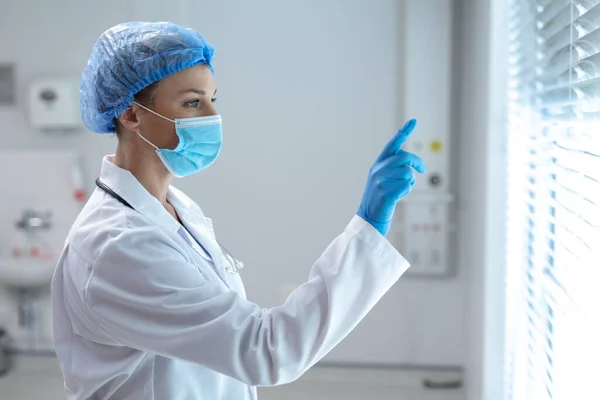 Medico Donna Caucasica Che Indossa Maschera Facciale Utilizzando Interfaccia Interattiva — Foto Stock