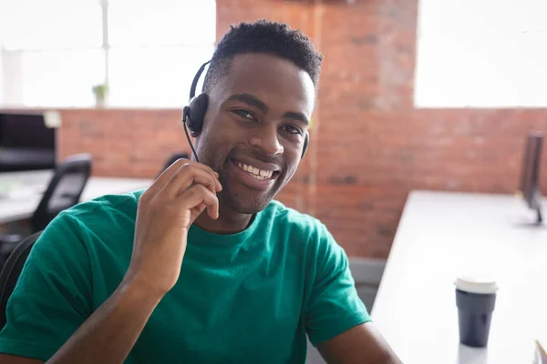 Afrika Kökenli Amerikalı Adamı Bilgisayarın Başına Oturmuş Kulaklık Takıyor Bağımsız — Stok fotoğraf