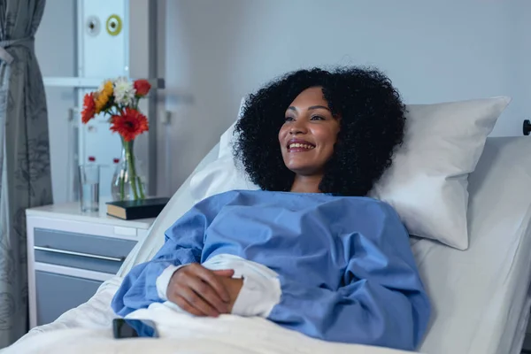 Uma Paciente Afro Americana Sorridente Deitada Numa Cama Hospital Serviços — Fotografia de Stock