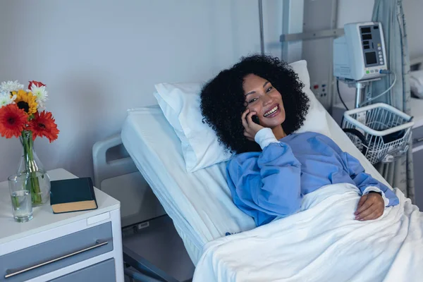 Sorrindo Afro Americana Paciente Sexo Feminino Deitado Cama Hospital Falando — Fotografia de Stock