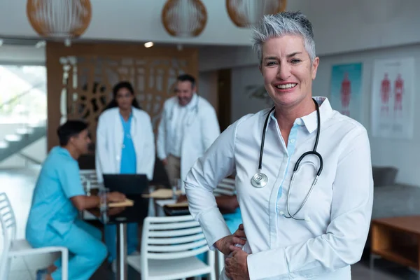 Portrait Smiling Caucasian Female Senior Doctor Colleagues Discussion Background Medicine — Photo
