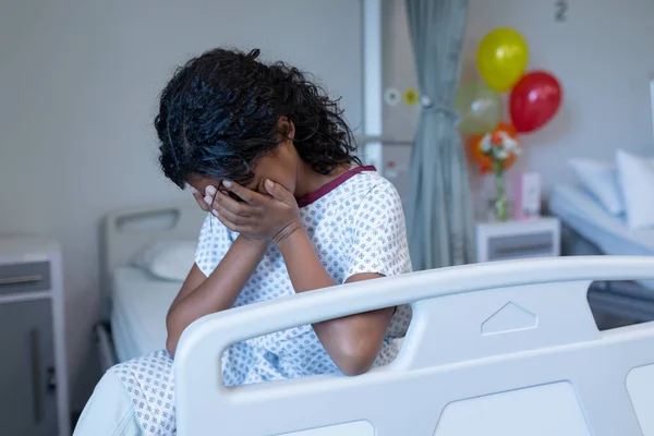 Triste Doente Menina Raça Mista Sentado Cama Hospital Chorando Com — Fotografia de Stock