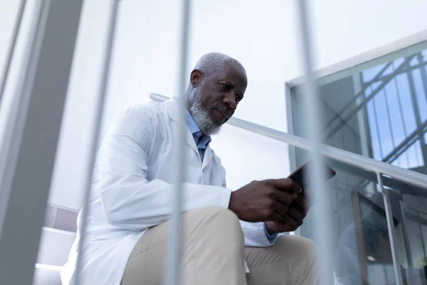Starší Afroameričtí Lékaři Používají Tabletu Která Sedí Schodech Nemocnici Zdravotnický — Stock fotografie