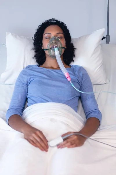 Paciente Feminina Afro Americana Adormecida Leito Hospitalar Com Ventilador Oxigênio — Fotografia de Stock