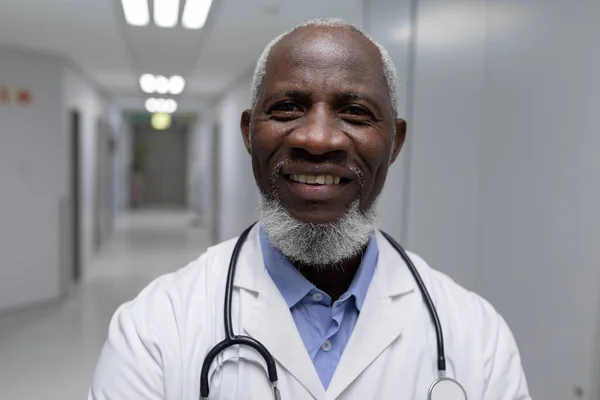 Portret Van Een Lachende Senior Arts Met Stethoscoop Labjas Ziekenhuisgang — Stockfoto