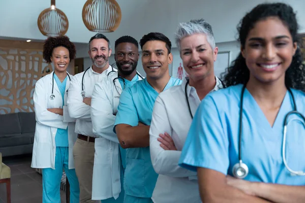病院の廊下に立っている多様な男性と女性の医師のグループの肖像画は カメラに微笑んだ 医療サービス — ストック写真