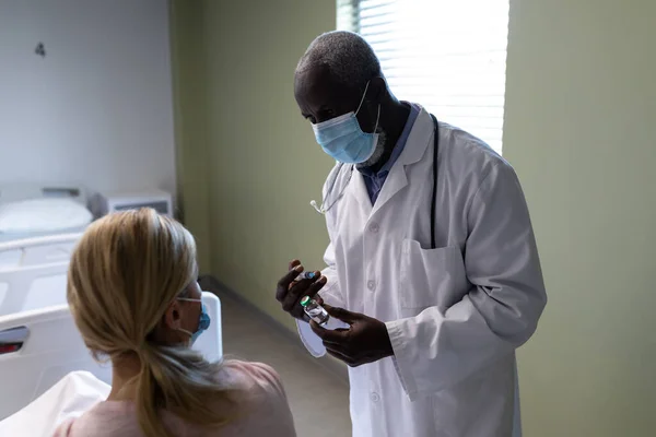 Médecin Afro Américain Portant Masque Facial Préparant Vaccin Covid Pour — Photo