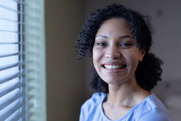 Retrato Mujer Raza Mixta Paciente Por Ventana Mirando Cámara Sonriendo — Foto de Stock