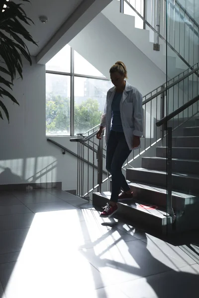 Caucasian Female Doctor Going Downstairs Hospital Staircase Sunny Day Medicine — Stock Photo, Image