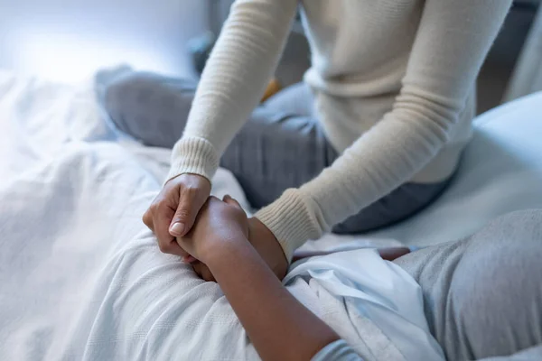 Anya Vigasztalja Beteg Lányát Kórházi Ágyon Fogja Kezét Orvosi Egészségügyi — Stock Fotó