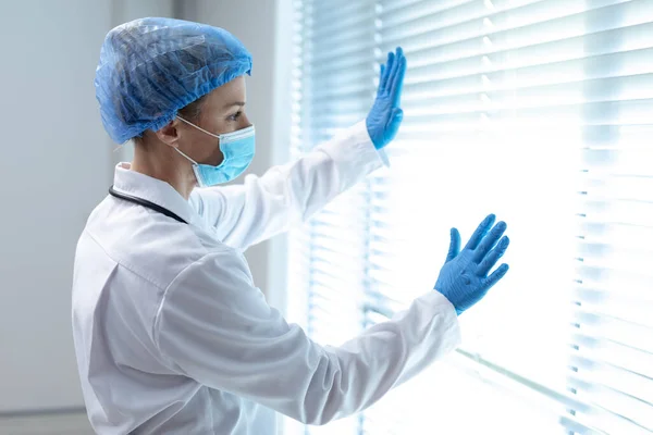 Caucasian Female Doctor Wearing Face Mask Using Virtual Interactive Interface — Stock Photo, Image