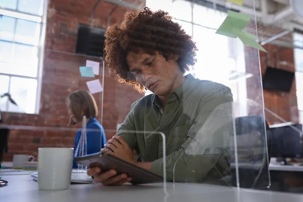 Gemischte Rasse Geschäftsmann Sitzt Büro Vor Dem Computer Der Nähe — Stockfoto