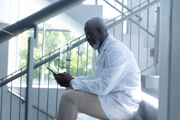 Ein Älterer Afrikanisch Amerikanischer Arzt Sitzt Mit Tablette Auf Einer — Stockfoto
