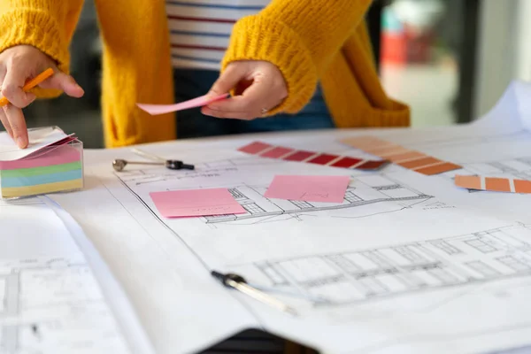 Midsection Caucasian Businesswoman Writing Placing Memo Notes Blueprint Independent Creative — Stock Photo, Image