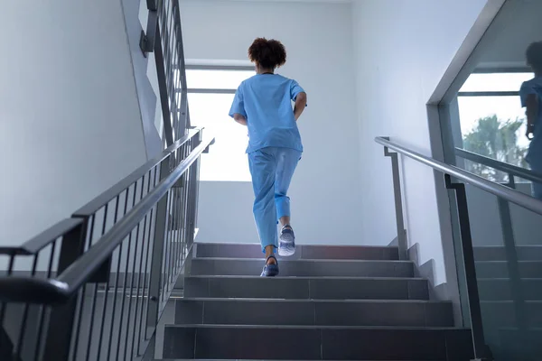 Vista Posteriore Una Dottoressa Razza Mista Che Indossa Camice Che — Foto Stock