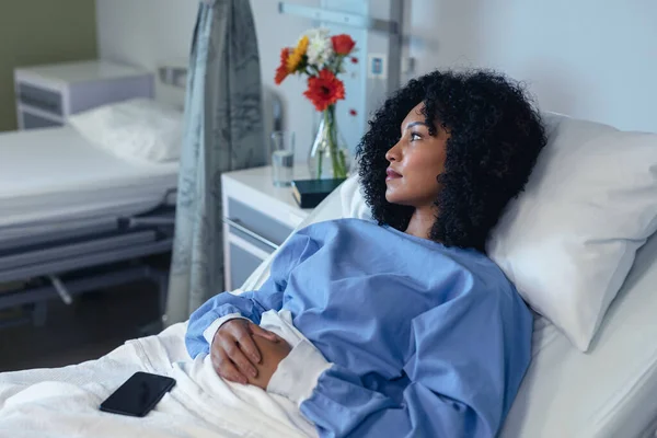 Patiente Afro Américaine Réfléchie Couchée Dans Lit Hôpital Avec Smartphone — Photo