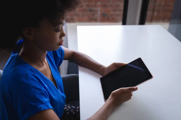 混血女商人坐在办公室里用空白屏幕平板电脑 独立创意设计业务 — 图库照片