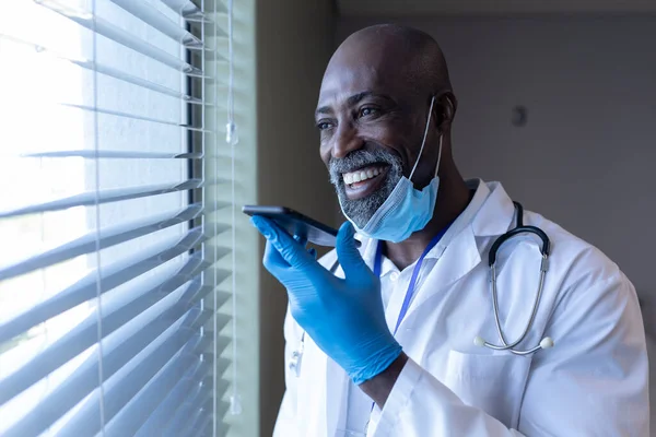 Sonriendo Afroamericano Médico Masculino Hospital Con Mascarilla Hablando Teléfono Inteligente — Foto de Stock