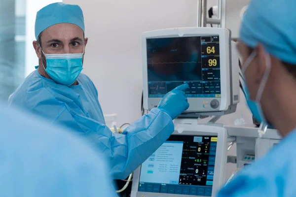 Medico Maschio Caucasico Con Maschera Facciale Salopette Chirurgiche Che Puntano — Foto Stock