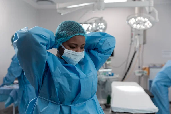 Retrato Cirujana Raza Mixta Quirófano Poniéndose Mascarilla Medicina Salud Servicios — Foto de Stock