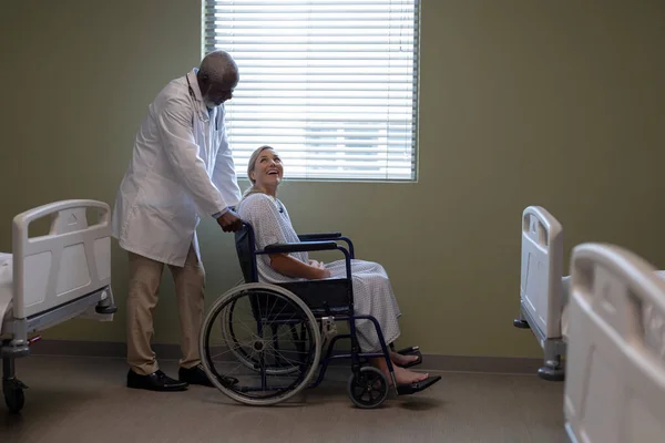 Diversi Medici Maschi Pazienti Donne Seduti Sulla Sedia Rotelle Sorridono — Foto Stock