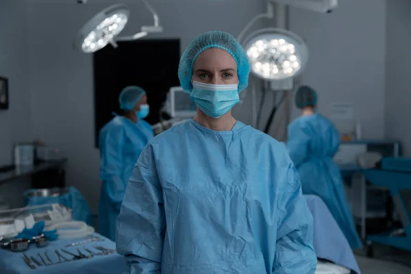 Arcmaszkot Sebészeti Sapkát Köpenyt Viselő Kaukázusi Női Sebész Portréja Műtőben — Stock Fotó