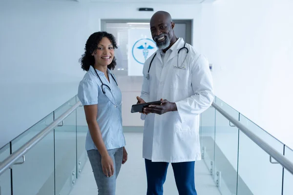 Diverso Médico Masculino Femenino Sosteniendo Tableta Digital Sonriendo Cámara Pasillo — Foto de Stock