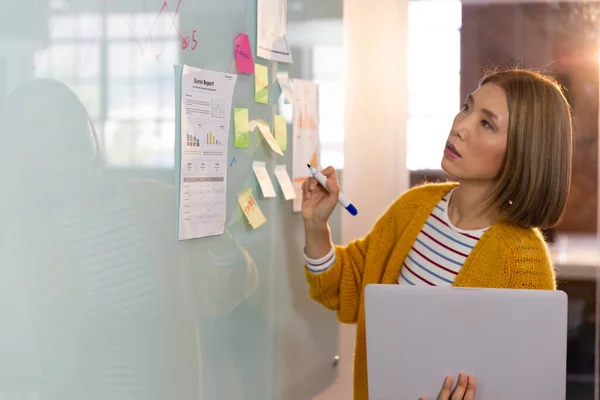 Asiatische Geschäftsfrau Vor Whiteboard Stehend Und Schreibend Laptop Haltend Videotelefonie — Stockfoto