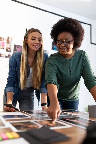 Diverses Collègues Affaires Féminines Brainstorming Tenant Smartphone Dans Salle Réunion — Photo