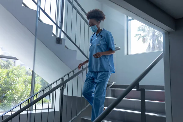 Gemischte Rassenärztin Mit Mundschutz Und Peeling Beim Treppenabgang Krankenhaus Mediziner — Stockfoto