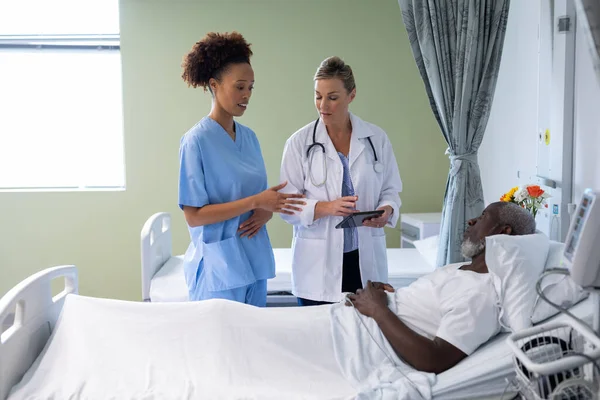 Duas Médicas Diversas Paciente Afro Americano Sexo Masculino Sala Hospital — Fotografia de Stock