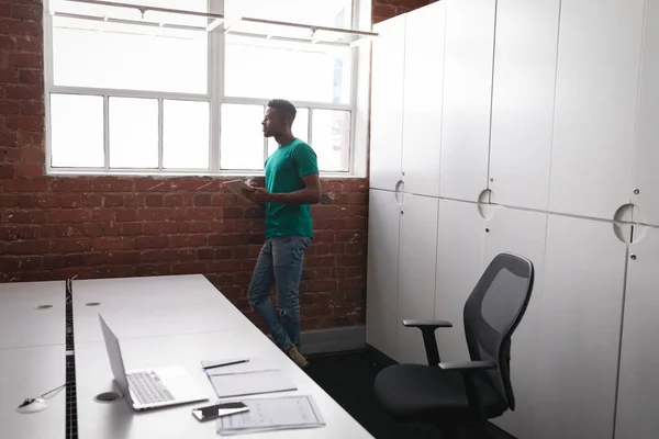 아프리카 미국인 사업가 사무실에 태블릿을 사용하고 있습니다 독립적 창의적 — 스톡 사진