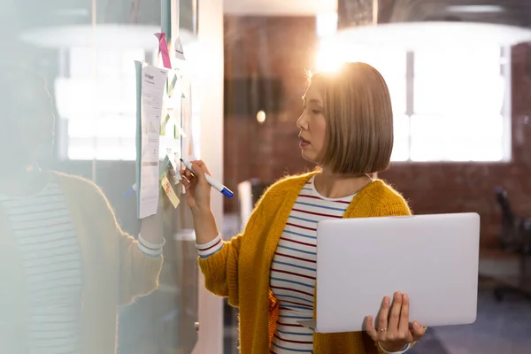 Asiatische Geschäftsfrau Steht Vor Whiteboard Und Schreibt Beim Videoanruf Unabhängiges — Stockfoto