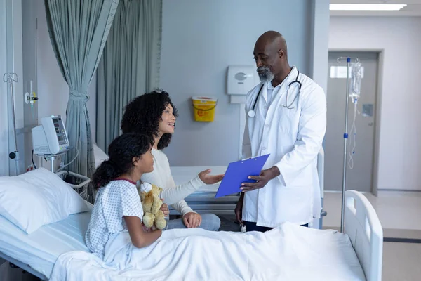 Médico Afroamericano Hablando Con Madre Mestiza Hija Enferma Cama Del — Foto de Stock