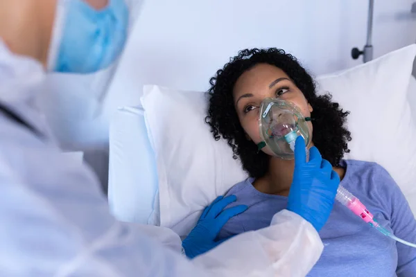 Caucasian Doctor Ppe Suit Checking Female Patient Hospital Bed Oxygen — Stock Photo, Image