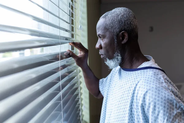 Retrato Paciente Afroamericano Mirando Por Ventana Habitación Del Paciente Del —  Fotos de Stock