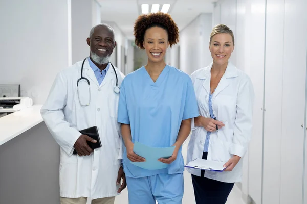 Porträtt Tre Olika Manliga Och Kvinnliga Läkare Som Står Sjukhuskorridoren — Stockfoto