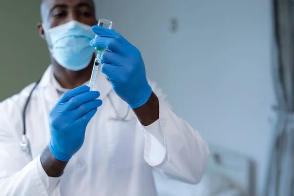 Médico Afroamericano Que Usa Mascarilla Facial Guantes Preparando Vacunación Covid — Foto de Stock