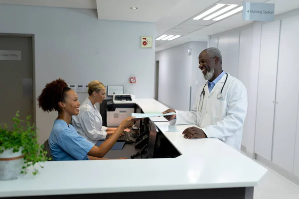 Divers Médecins Infirmières Passent Des Documents Médicaux Comptoir Hôpital Médecine — Photo