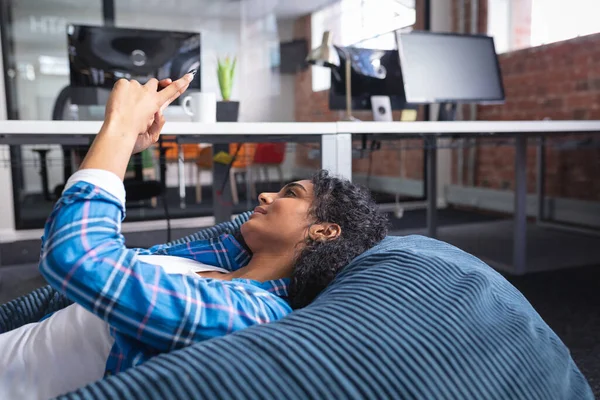 Feliz Mulher Negócios Raça Mista Refrigeração Escritório Espaço Relaxante Deitado — Fotografia de Stock