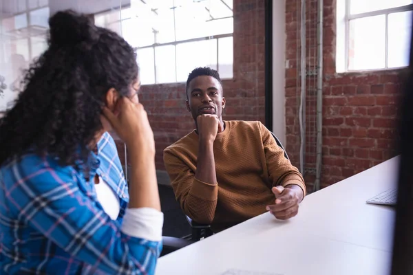 Diversos Colegas Masculinos Femininos Sentados Mesa Escritório Discutindo Trabalho Negócio — Fotografia de Stock