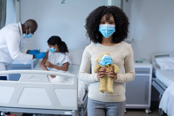 Mischlingshündin Mit Gesichtsmaske Hält Teddy Krankenhaus Arzt Gibt Covid Impfstoff — Stockfoto