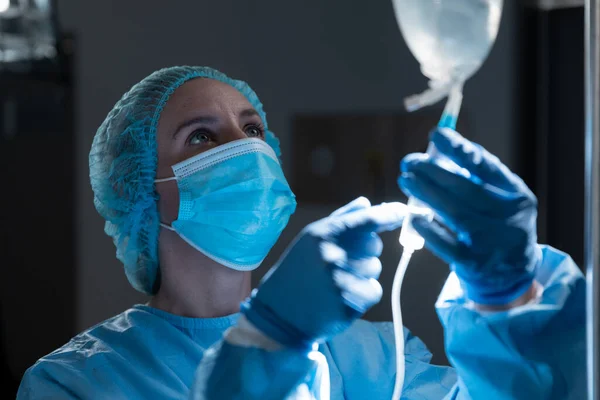 Kaukázusi Női Orvos Arcmaszkot Visel Infúziós Zsákot Készít Elő Műtéthez — Stock Fotó