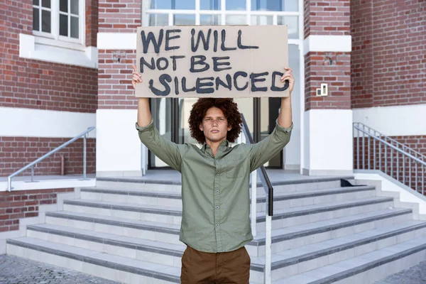 Πορτρέτο Του Άνδρα Μικτής Φυλής Κρατώντας Πλακάτ Διαδηλωτές Για Ίσα — Φωτογραφία Αρχείου