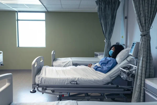 Paciente Afro Americana Deitada Cama Hospital Com Máscara Facial Medicina — Fotografia de Stock