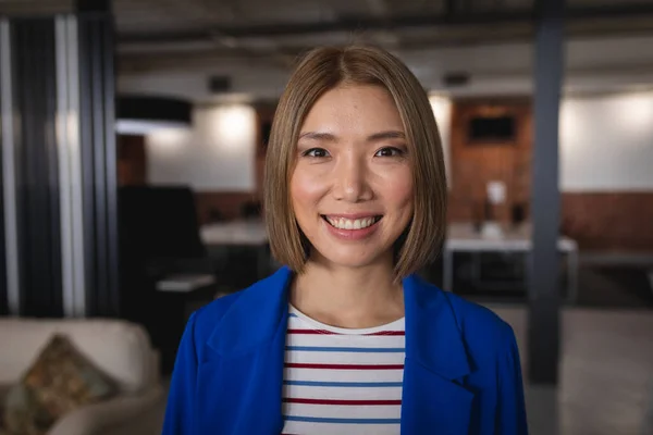 Портрет Щасливої Азіатської Бізнес Леді Стоїть Офісній Кімнаті Посміхається Незалежний — стокове фото