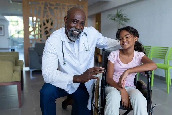 Portrét Usmívajícího Afrického Amerického Lékaře Smíšené Závodnice Vozíčku Nemocničním Foyer — Stock fotografie